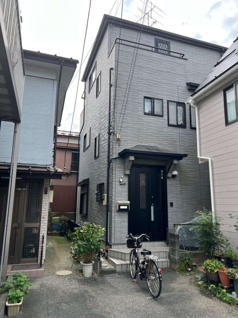 玄関側（施工富士見市で高気密高断熱注文住宅なら荒引工務店前）